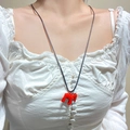Dettaglio della collana con ciondolo a cavallo Dala rosso su una maglia bianca - Pony Rosso (2054)