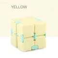 Cubo infinito antistress in giallo pallido con giunti di colore verde menta - Giallo