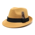 Primer plano de un sombrero fedora de lana color camello con cinta negra y adorno de pluma - M (56-58cm) / Camel