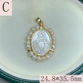 Dettaglio del ciondolo Madonna in madreperla con marchio S925 e perle naturali - Stile C-Bordo di Perle Bianche
