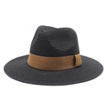 Detailopname van zwarte strooien fedora met platte rand en bruine decoratieve band - Zwart