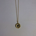 Detalle de cerca de un collar vintage dorado con colgante de piedra negra fina - 3# Collar de Placa Redonda Vintage con Piedra Negra