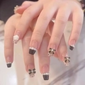 Uñas postizas French negras cortas con lazos 3D, perlas y flores de camelia - Estilo de Lazo Francés Tipo de Pegamento (D-148)