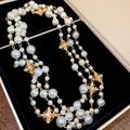 Détail de collier de perles style français avec pendentif croix en or et diamant - Collier - Or - Blanc