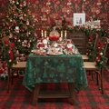 Detalle del mantel de encaje navideño verde oscuro con motivos de renos y copos de nieve - 140*230cm / Verde