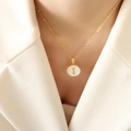 Elegante goldene Titanstahlkette mit weißem Muschel-Rundanhänger und Buchstabe I - Buchstabe I (RP014)