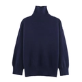 Pull à col roulé bleu marine minimaliste avec poignets côtelés sur fond blanc pur - S / Bleu marine