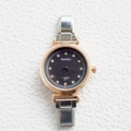 Montre quartz femme avec lunette or rose, cadran noir serti et bracelet en métal argent - Rose Or Argent Bicolore Cadran Noir Strass