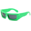 Trendige grüne Y2K-Rechteck-Sonnenbrille für Damen mit grauen Gläsern in 45-Grad-Ansicht - Grün