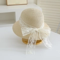 Détail d'un chapeau de paille beige avec un nœud en dentelle florale blanche et broderie - Bonnet Uniquement / Beige