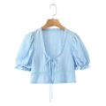 Hellblaue Crop-Top mit Puffärmeln, Bindedetail und weißer Stickerei auf einem Kleiderbügel - S / Himmelblaues Hemd