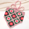 Dettaglio del foulard a triangolo rosa fatto a mano all'uncinetto con fiori a maglia - Bandana Floreale Colorblock Rosa