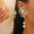 Detailaufnahme goldener Hohlblumen-Ohrringe mit weißen Perlen am Modell getragen - Goldene hohle Blumenperlen-Quastenohrringe (04 Leichtes KC-Gold WG-0238)