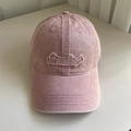 Dettaglio del cappellino rosa in cotone lavato con ricamo bianco Abundant - M (56-58cm) / Rosa