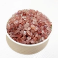Cristaux de quartz fraise naturels polis dans un bol blanc pour décoration artisanale - Quartz Fraise