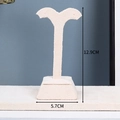 Vista dettagliata del supporto per orecchini in velluto beige con altezza 12,9 cm - Espositore per orecchini