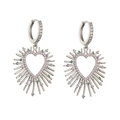 Dettaglio orecchini a cuore argentati con zirconi colorati su sfondo bianco puro - Orecchini in argento con zirconi rosa / 1 paio