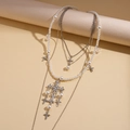 Elegante collana multistrato con perle e pendenti a croce di strass su display beige - Set da 2 Pezzi Argento