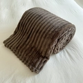 Coperta di peluche marrone scuro con spessa texture a righe in finta pelliccia - Costine Caffè Chiaro