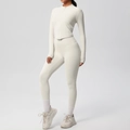 Gros plan sur la texture du tissu de yoga crème avec design fessier sans couture - Ivoire Clair