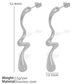 Boucles d'oreilles pendantes en acier inoxydable argenté poli avec un design courbé S - Argenté