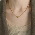 Collar vintage de oro de 18K con circón verde y piedras preciosas rojas y claras - Dorado