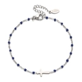 Dettaglio del bracciale in acciaio inossidabile argento con perle blu e chiusura croce - Blu