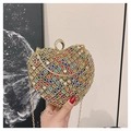Primer plano de un bolso de fiesta con forma de corazón, pedrería de colores y cadena dorada - Colorido