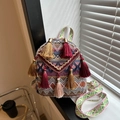 Mini zainetto boho con nappe colorate e tracolla intrecciata a motivi geometrici - Borgogna