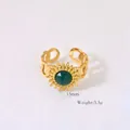 Detailansicht des Sonnenblumenrings mit grünem Stein und herzförmigem Hohlband - Afrikanische Jade Sonnenstrahl