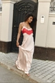 Dettaglio del corpetto in raso rosso con bordo in pizzo bianco su abito lungo - S / Rosa Loto