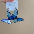 Detailaufnahme blauer Schmetterlingsohrringe aus S925 Silber mit transluzentem Finish - 15# Glitzer Schmetterling (Silberstift)