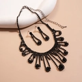 Dettaglio di un set con collana a frange vintage e orecchini con strass neri - Set collana e orecchini / Nero