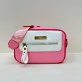 Dettaglio della borsa a tracolla rosa e bianca con tracolla larga a lettere e cerniera - Rosa
