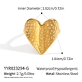 Makroansicht des vergoldeten Herzrings mit Hammerschlag-Textur und Größenangaben - Gehämmerte Herzform (YYR023294-G) / Gold (YYR023294-G)