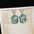 Vue détaillée de la boucle d'oreille française vintage émaillée avec cygne doré et perle - 74# Tige en Argent-Or-Vert-Violet