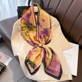 Foulard satiné aux imprimés floraux violets et jaunes avec attache perle élégante - 23206 Image Principale / 90*90cm