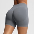 Vue arrière détaillée du short de sport gris sans couture avec design push-up fessier - Gris foncé