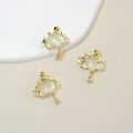 Colgante de nube y rayo con piedra ojo de gato crema y circón de gota rosa en acabado dorado - verde claro