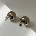 Moderne, klobige C-förmige Creolen in glänzendem Silber für einen minimalistischen Stil - Silber