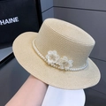 Beiger flacher Strohhut für Damen mit Perlenbesatz und weißen Stoffblüten Dekor - Verstellbar / Beige