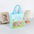 Sac cadeau de Pâques bleu en non-tissé avec motifs de lapin et œufs sur une table - XH28-Vertical