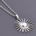 Gepolijste zilveren roestvrijstalen zonnehanger ketting op donkere textuur achtergrond - Ketting / Zilver