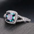 Exquisiter Ring mit regenbogenfarbenem Edelstein im Kissenschliff und Halo-Diamanten - US 6 / Bunt