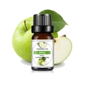 Apfel-Duftöl 10ml in bernsteinfarbener Glasflasche mit frischem grünem Apfelhintergrund - Apfel Duftöl