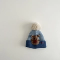 Dettaglio del cappello in maglia per neonati con ricamo di cervo e scritta Sunny rossa - Cappello / Blu