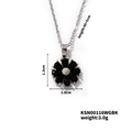 Vue macro d'un collier pendentif fleur avec zircon noir et détails en métal argenté - Style Fleur Noire (KSN00116WGBK)