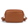 Borsa a tracolla marrone in ecopelle martellata con tracolla regolabile e fibbie oro - Marrone