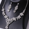 Detail von luxuriösem Brautschmuckset mit Kristall-Halskette und Ohrringen - Halskette + Ohrringe Set / Silber Weißer Strass
