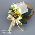 Eleganter weißer Rosen-Hochzeitsanstecker mit goldenen Beeren und Champagner-Band - Stil mit weißer Calla und gelben Blumen